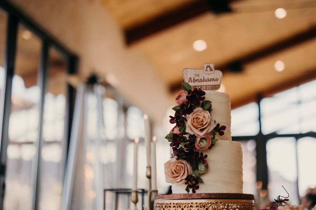 A photo of the couples cake.